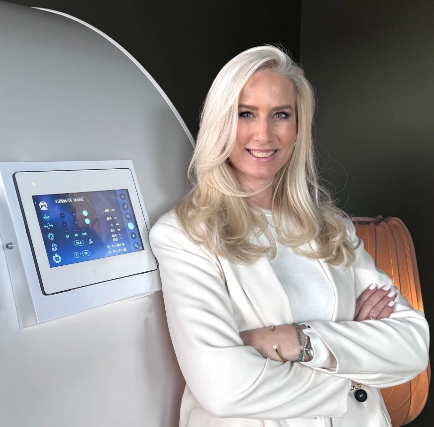 Florence Isler-Gächter vor der HBOT Kammer. Hyperbare Sauerstofftherapie Schweiz