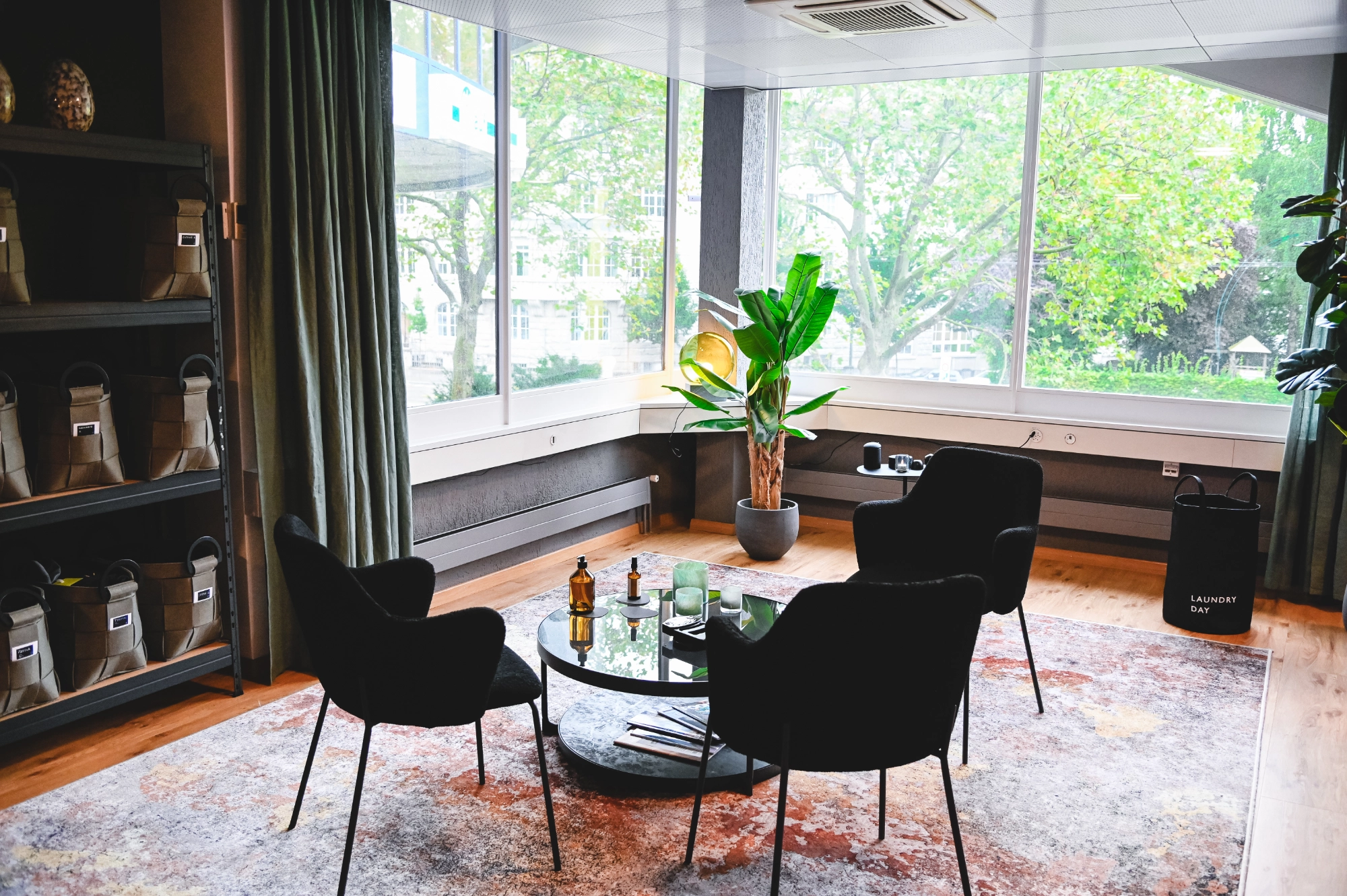 Zellspa St. Gallen für Long Covid und chronische Erkrankungen. Tisch mit Stühlen und Ausblick ins Grüne.