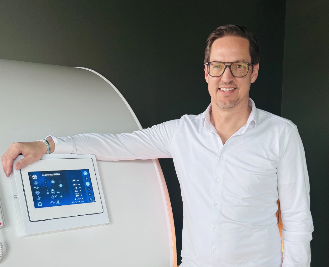 Christian Heller vor der HBOT Kammer. Hyperbare Sauerstofftherapie Schweiz